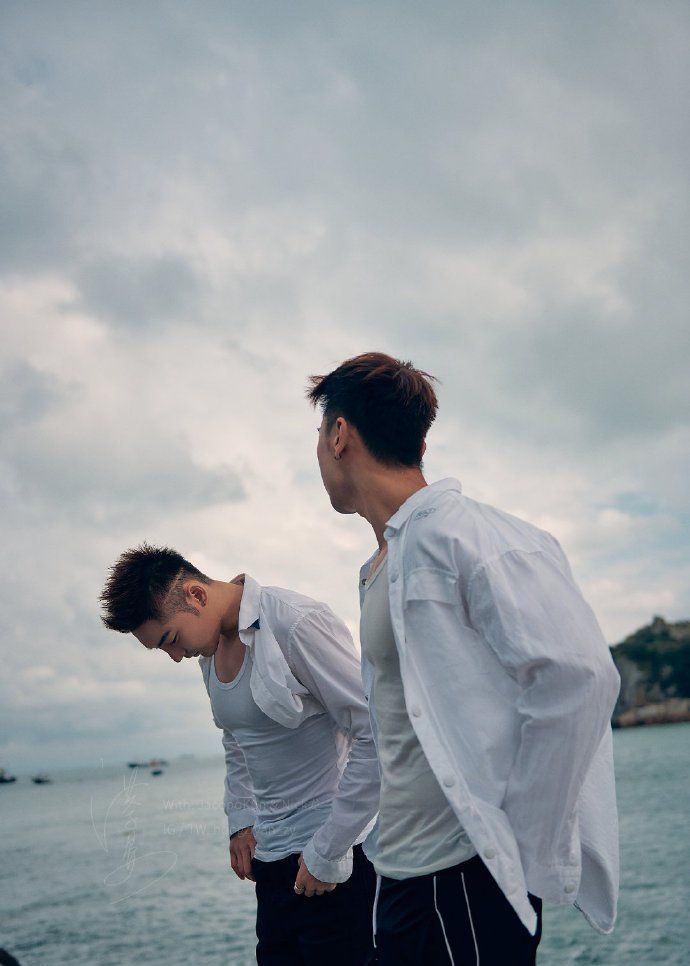 男男合影亲密演绎,带来另一种唯美