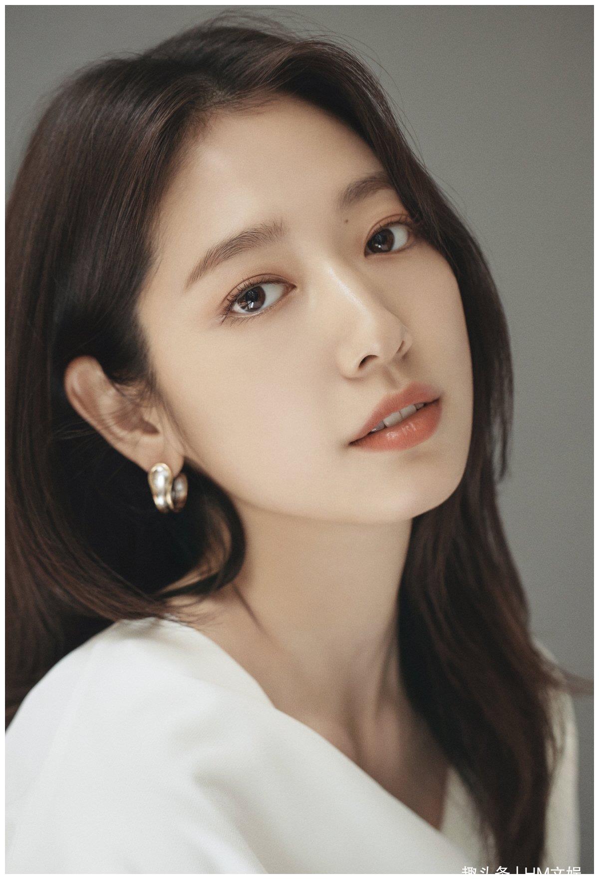 朴信惠饰演试图改变过去的女人徐妍,全钟瑞饰演试图改变未来的女人英