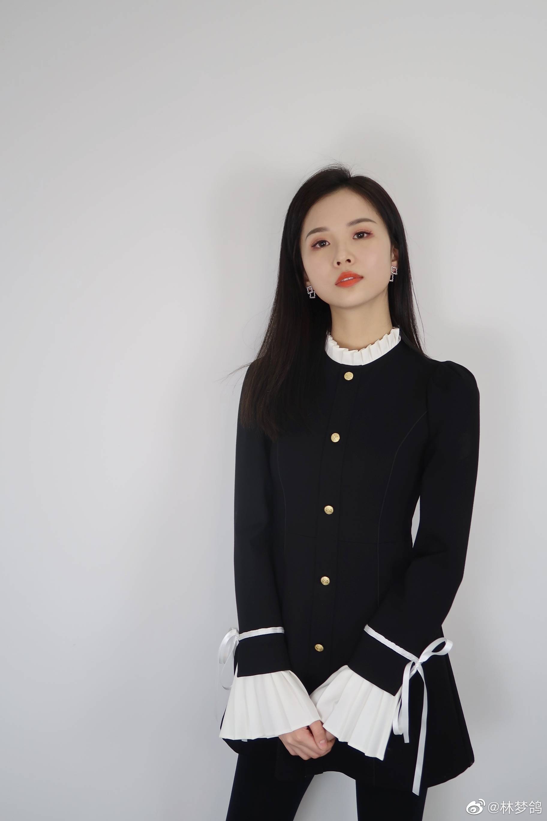 足球主播林梦鸽晒出自己的近照,一位温文尔雅的主持人_高清图集_新浪