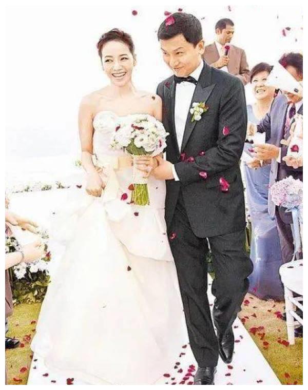 偏偏,侯佩岑和黄伯俊的婚礼,就是在悬崖边举办的.