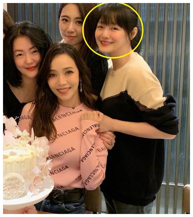 42岁侯佩岑晒庆生照,小s不修边幅依旧是c位,站边缘的大s更吸睛