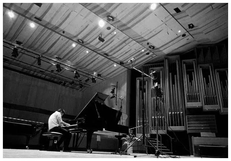 阿尔卑斯山下的对话旅德青年钢琴家黄翔