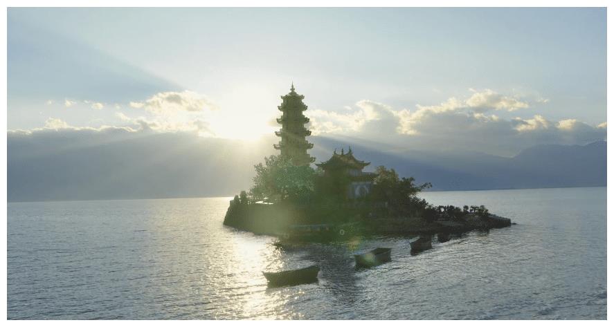 她的尸骨位置就在画中指示的那个位置,水中塔尖的位置,"峰"指的是华峰