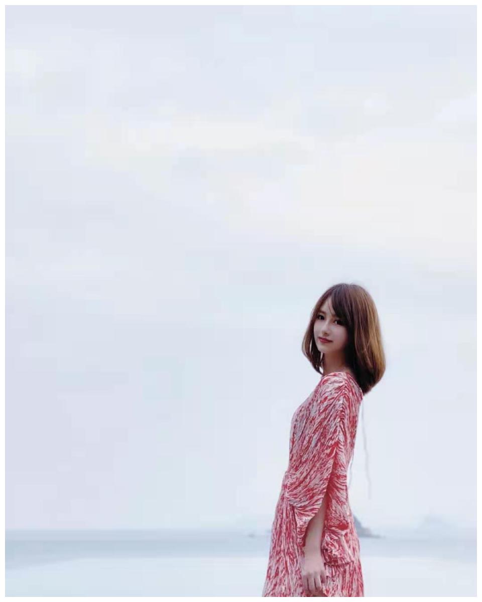 腾讯nba美女主播小七海边出游,短裙泳衣美艳动人,竹竿腿吸睛!