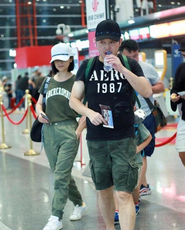 胡可沙溢带儿子走机场默契穿军绿色衣服好时髦看着真让人羡慕