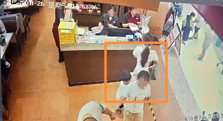 被指“摸臀”男童父亲：愿为孩子无心之失道歉，但不接受猥亵标签