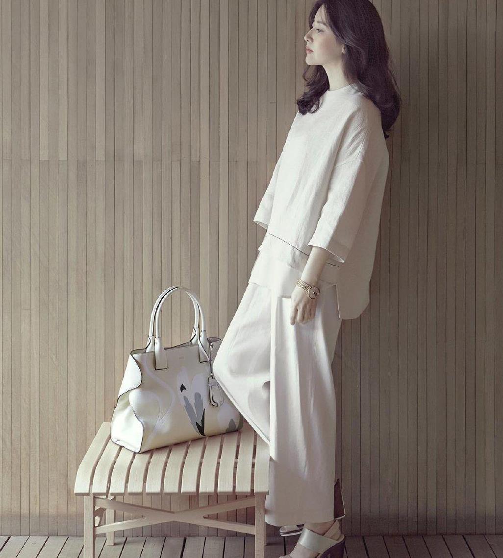 李英爱自带高级感,简单穿条纹衬衫配半身裙好美,简直是穿搭楷模