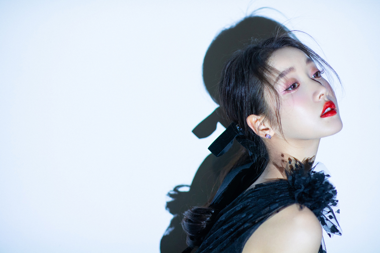 活动当晚姜贞羽两套造型格外亮眼,红毯环节身着雾粉色抹胸礼服缓缓