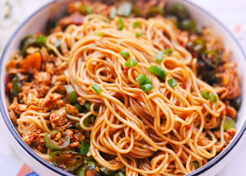 青椒鸡蛋拌面掌握这几步酱香美味简单好吃孩子早餐最爱吃