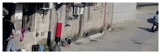 浙江一骑行男子用扭头偷看路边的美女，结果下一秒悲剧了……休闲区蓝鸢梦想 - Www.slyday.coM