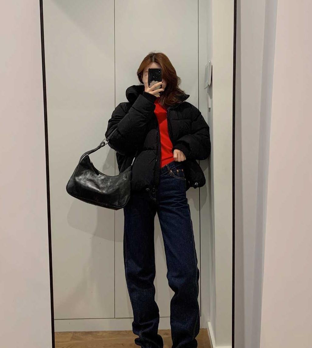 李沁穿衣品味了得,穿一件黑色羽绒服搭配灯芯绒走机场,个性洋气