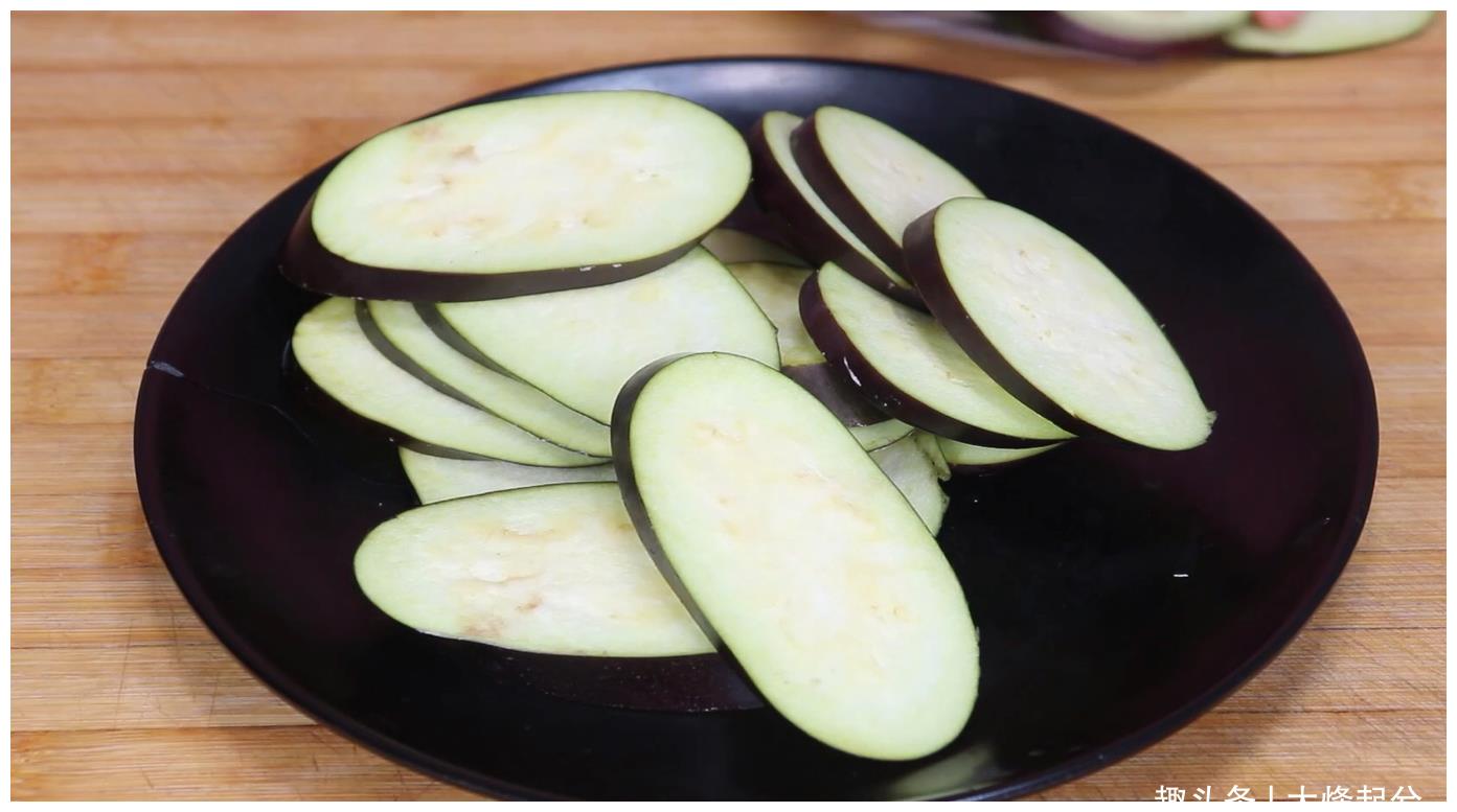 最近很火的茄子做法不用油炸超级开胃下饭看完你也会做