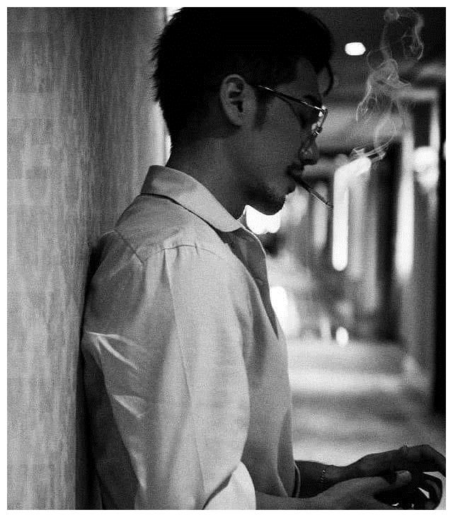 白宇被曝室内吸烟