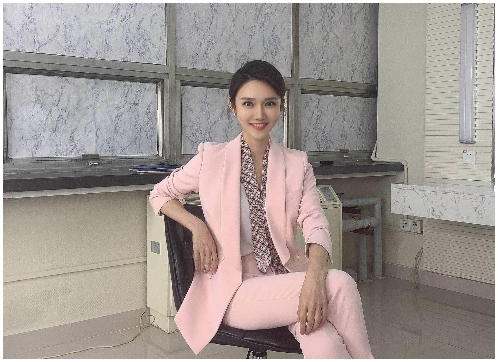 李思思,还被称作是董卿的接班人,这就足可以看出观众对于龙洋的认可