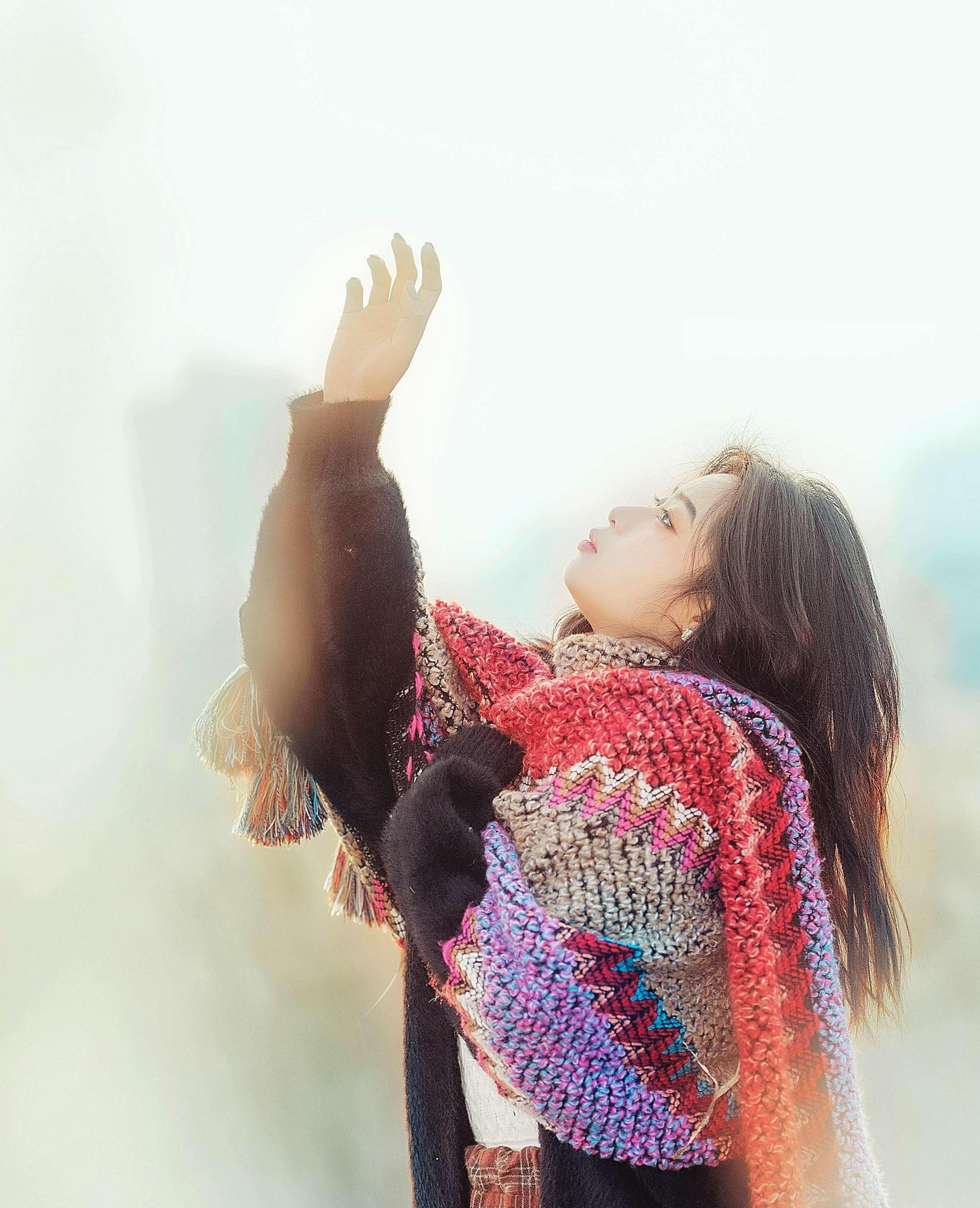 任思绪徘徊在踽踽独行的路上