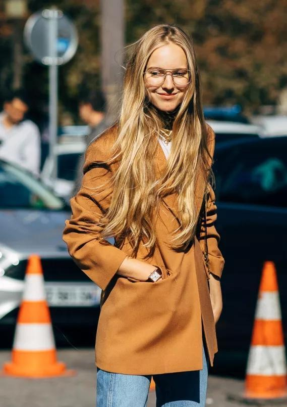 春夏别穿得太花哨 瞧瞧刚火的 茶色桦木 质朴又不失高调 桦木 茶色 仪态 新浪新闻