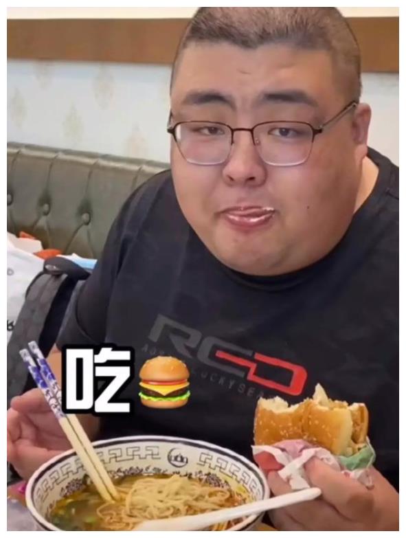 泡泡龙生前曾被倒灌花生油，画面让人非常不适，朋友慌称其猝死？休闲区蓝鸢梦想 - Www.slyday.coM