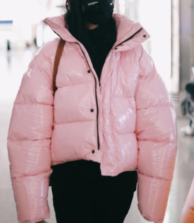 关晓彤穿粉色羽绒服又"踩雷",上半身太臃肿,身材再好也救不了_高清