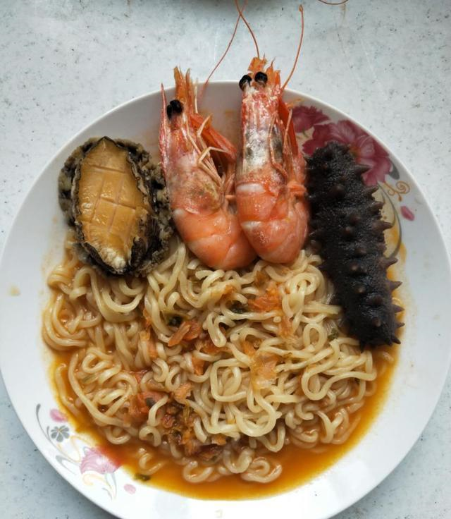 沿海人民的也是就是过于朴实了,他们会把海参,鲍鱼,大虾全都放在面条