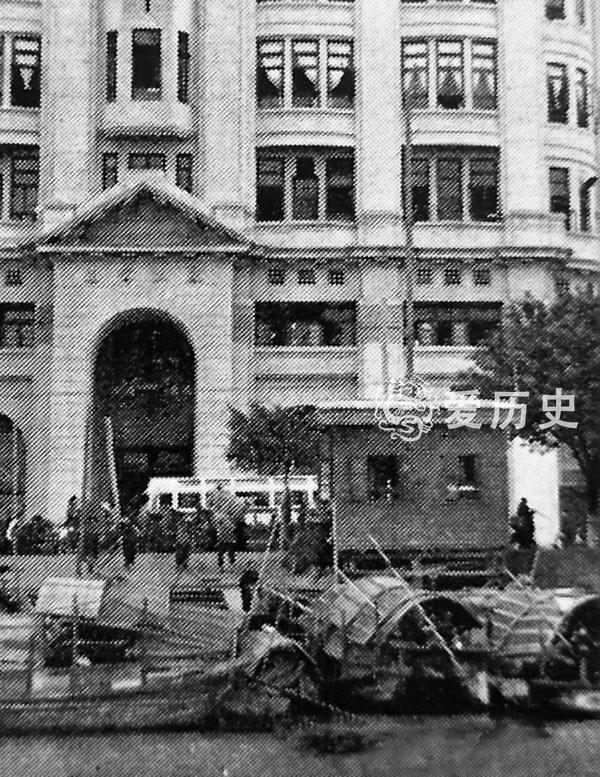 50年代广州珍贵老照片:店铺前抓蛇的大叔 新堤上村里最靓的仔|珠江|新