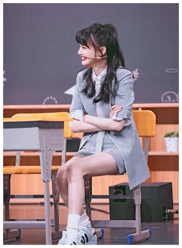 郑爽故意将中袜穿成短袜,将袜子堆积在一起,意外显瘦10斤不止__财经