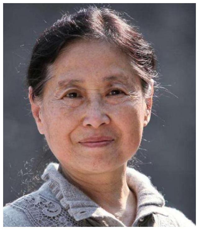 她是张嘉译母亲国家一级演员青簪锁三千好看