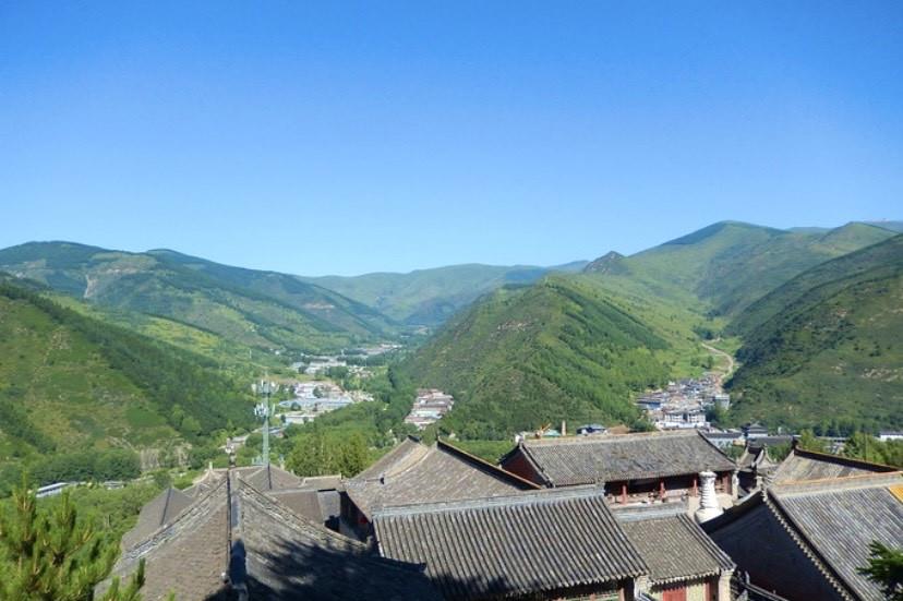 游五台山最美南台顶,千年古洞里,洞壁上挂有万尊琉璃佛像超震撼