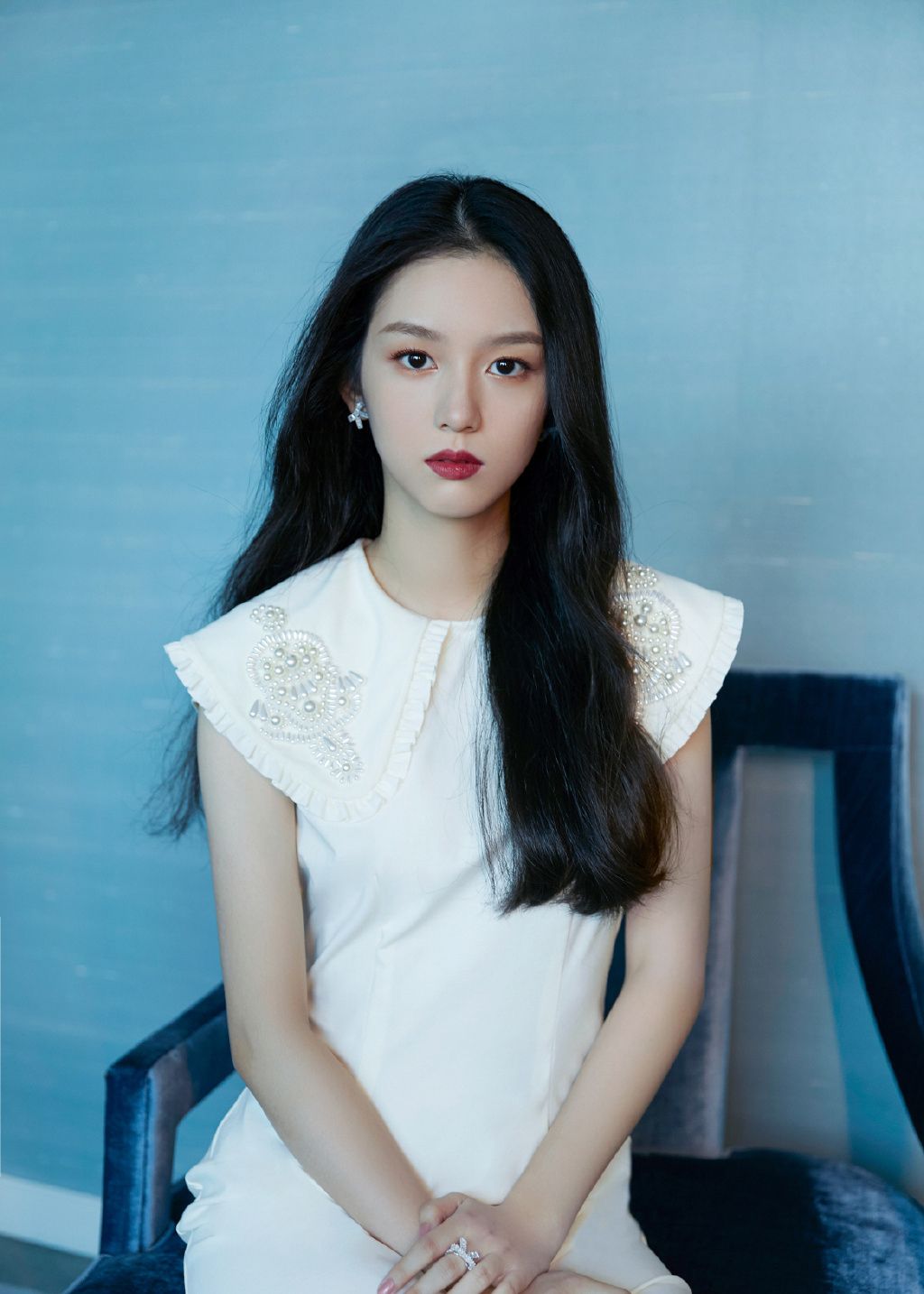 周也身穿白色无袖连衣裙,气质出众,简直就是女神_高清图集_新浪网