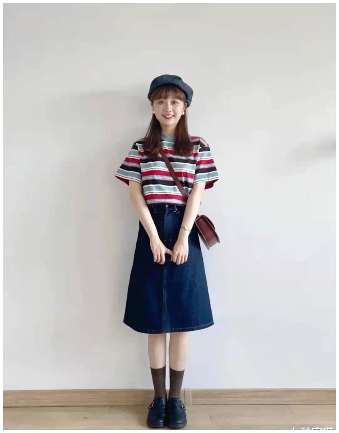 韩国学生妹的每日穿搭合集，简单的T恤搭配和帆布包的搭配