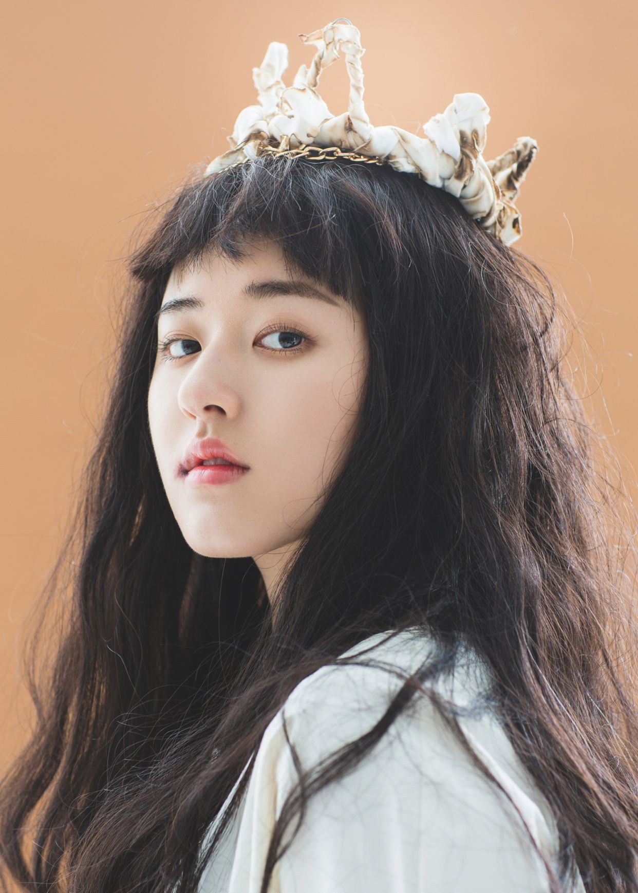 赵露思黑白服饰搭配,头顶王冠,嘴角一抹红,演绎霸气俏女郎