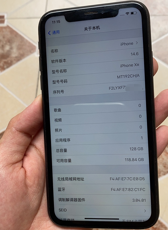 我们按照正常的验机流程来看这台iphonexr,我们从关于本机中可以看到