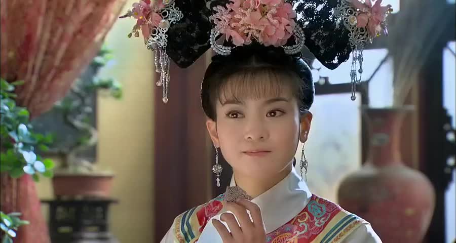 尔泰说老佛爷是很注重规矩和仪态的人,所以她绝对不能东张西望的