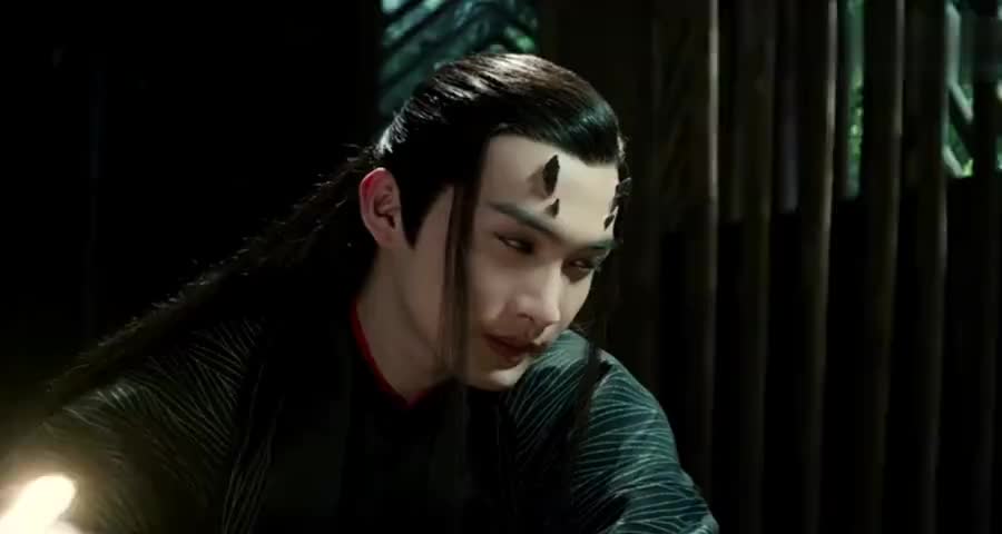 司音喝酒醉倒,离境撑着脑袋盯着司音看:这天族小仙生得如此好看