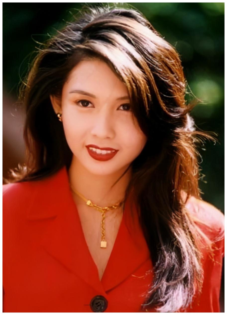 明星的老照片,初中时期的赵丽颖,15岁的伊能静,张张都是经典