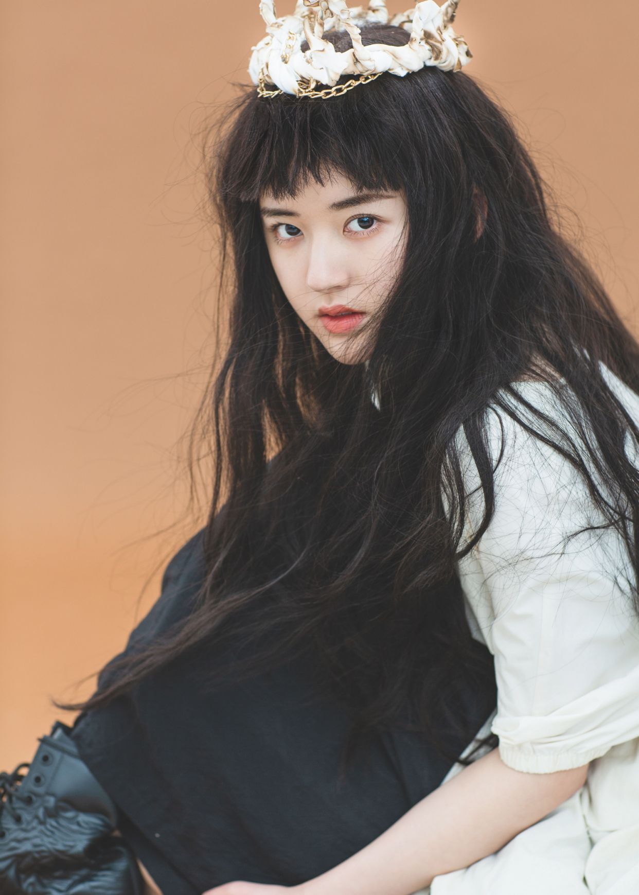 赵露思黑白服饰搭配,头顶王冠,嘴角一抹红,演绎霸气俏女郎