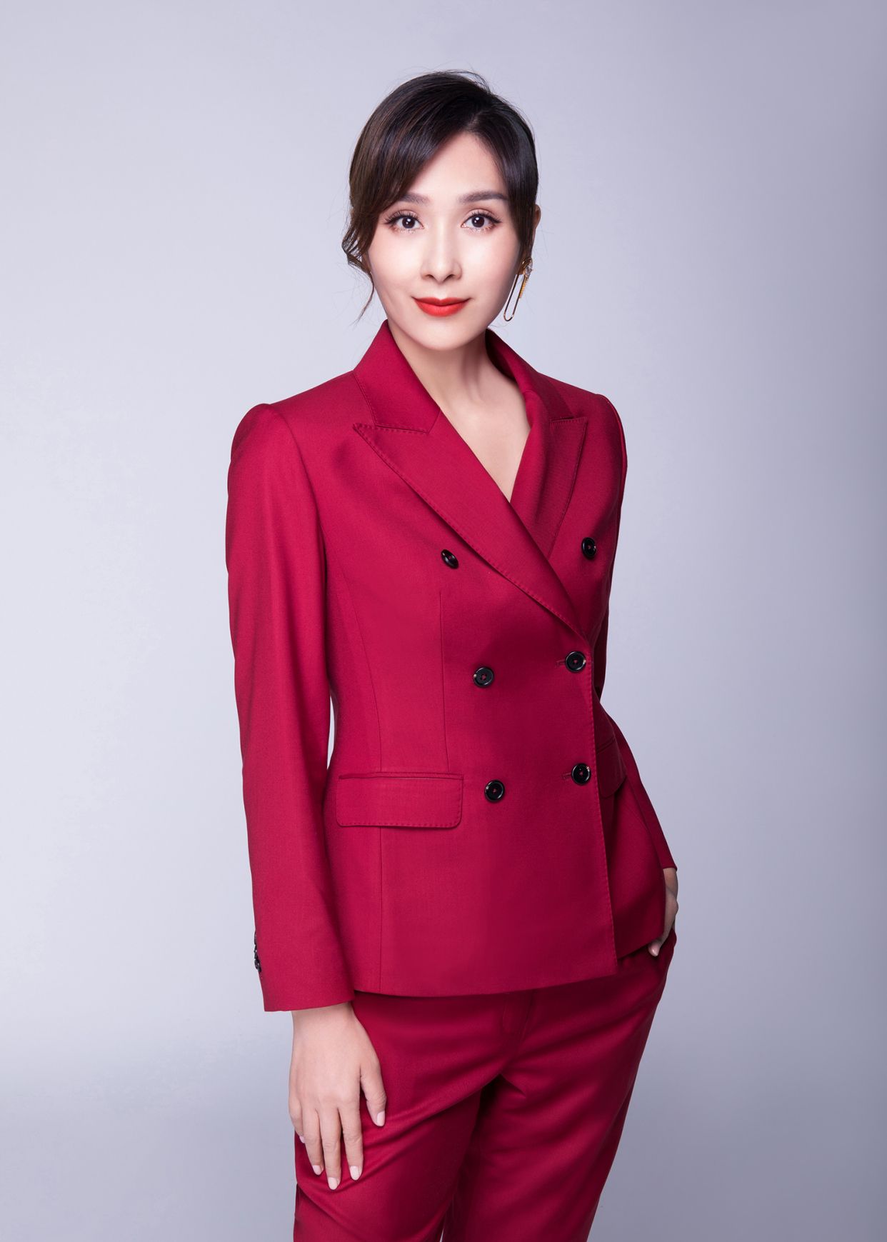 杨恭如酒红色西装潇洒干练 身材纤瘦女神范依旧