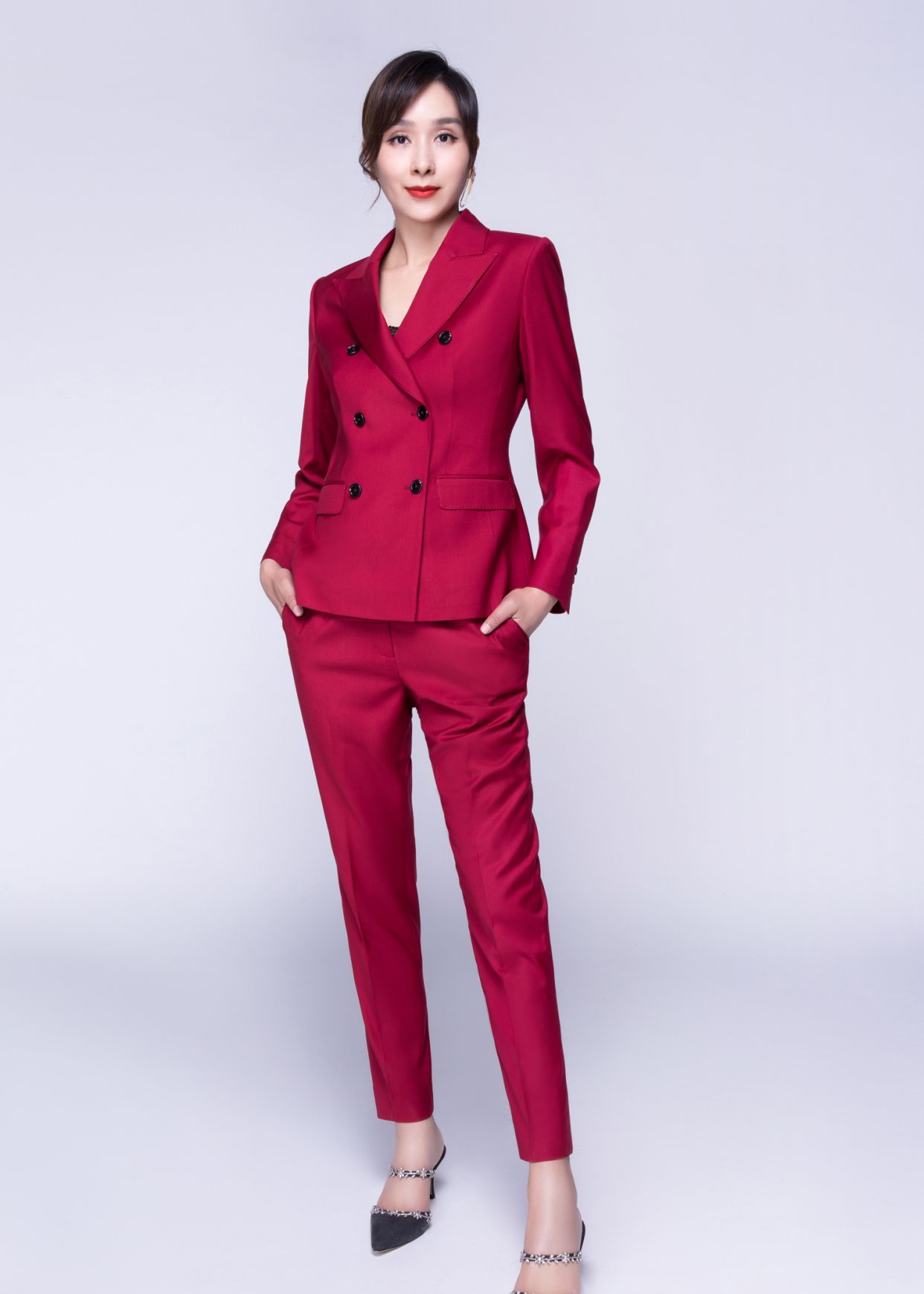 杨恭如酒红色西装潇洒干练 身材纤瘦女神范依旧_高清图集_新浪网