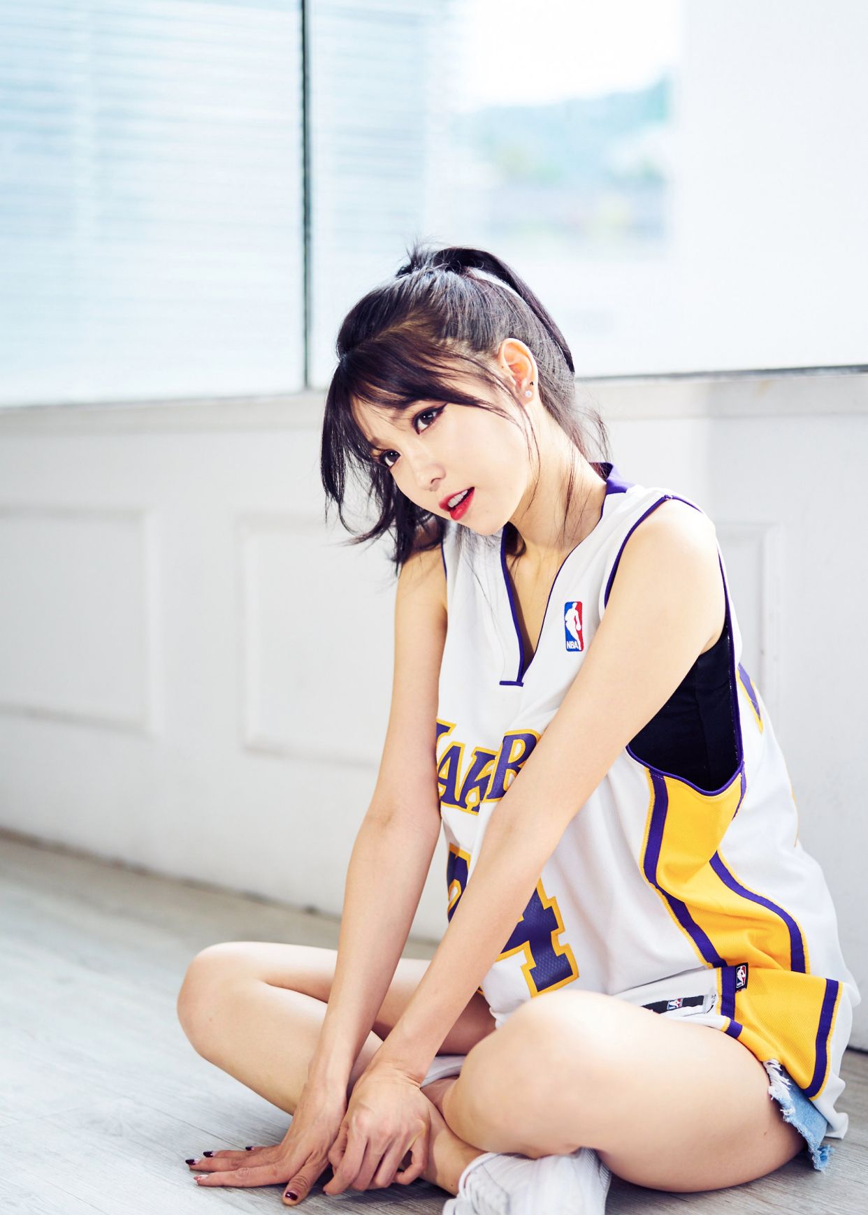 穿湖人24号球衣的美女,活力满满很青春