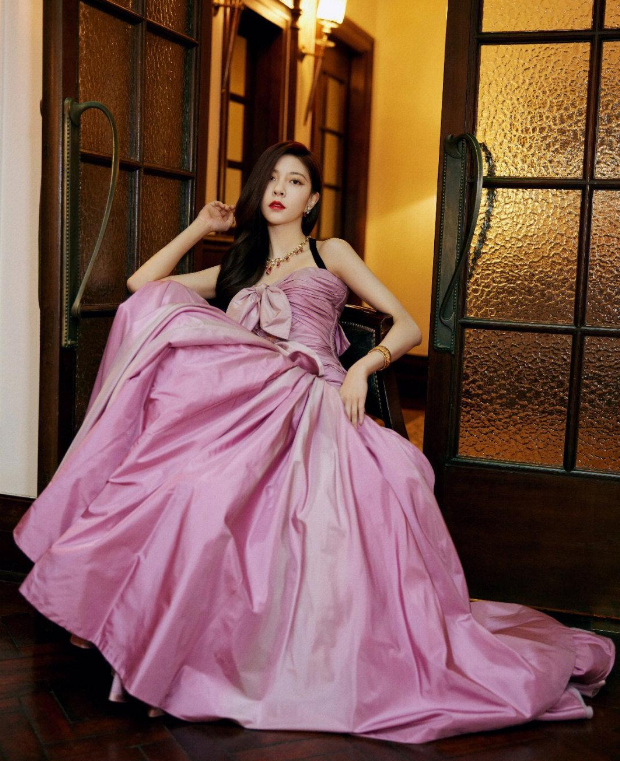宋妍霏粉色吊带拖地礼服裙造型,甜美与性感并存,太吸引眼球了