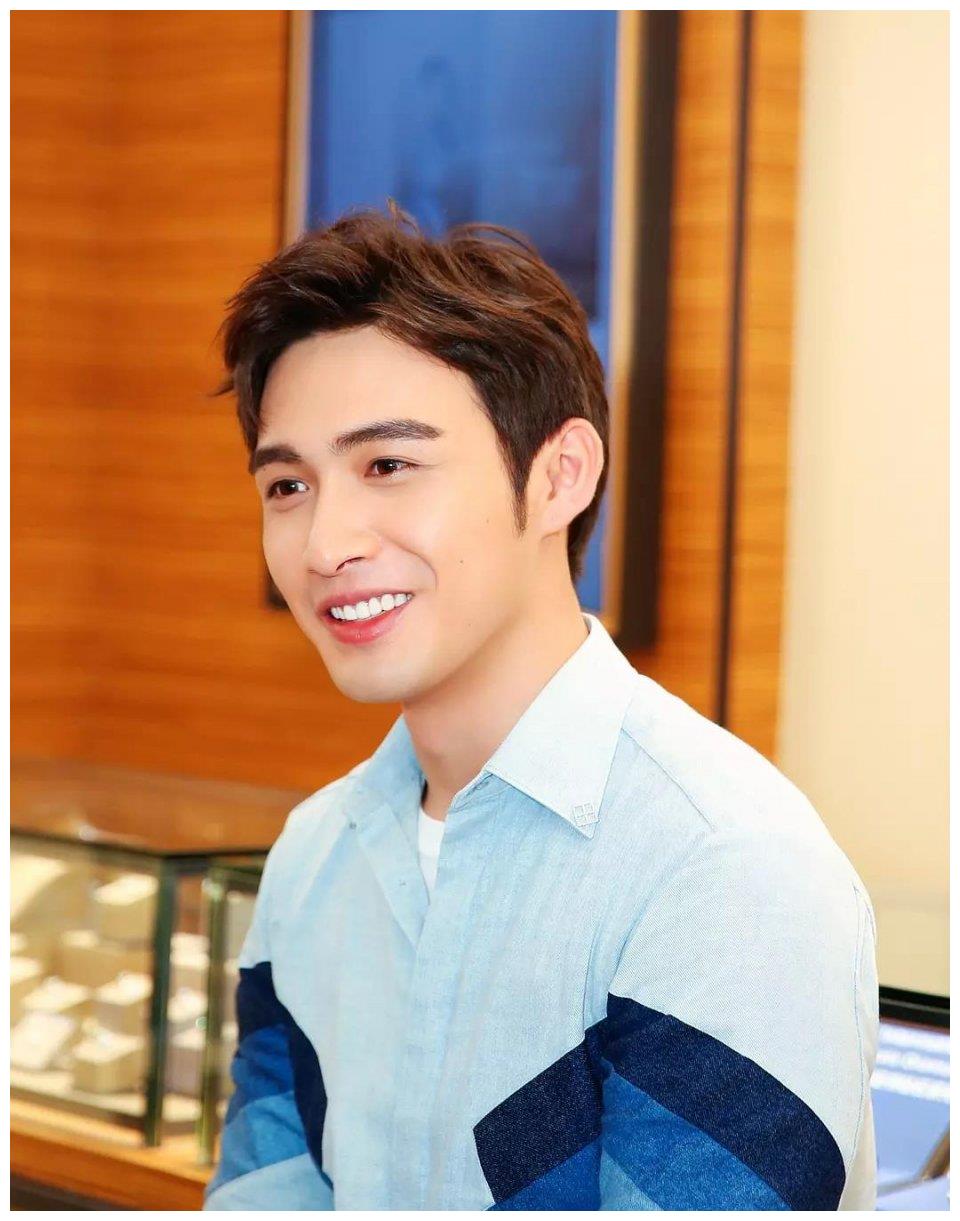 景甜张彬彬恋情曝光,被曝深夜约会海底捞,两人拉手一起路演