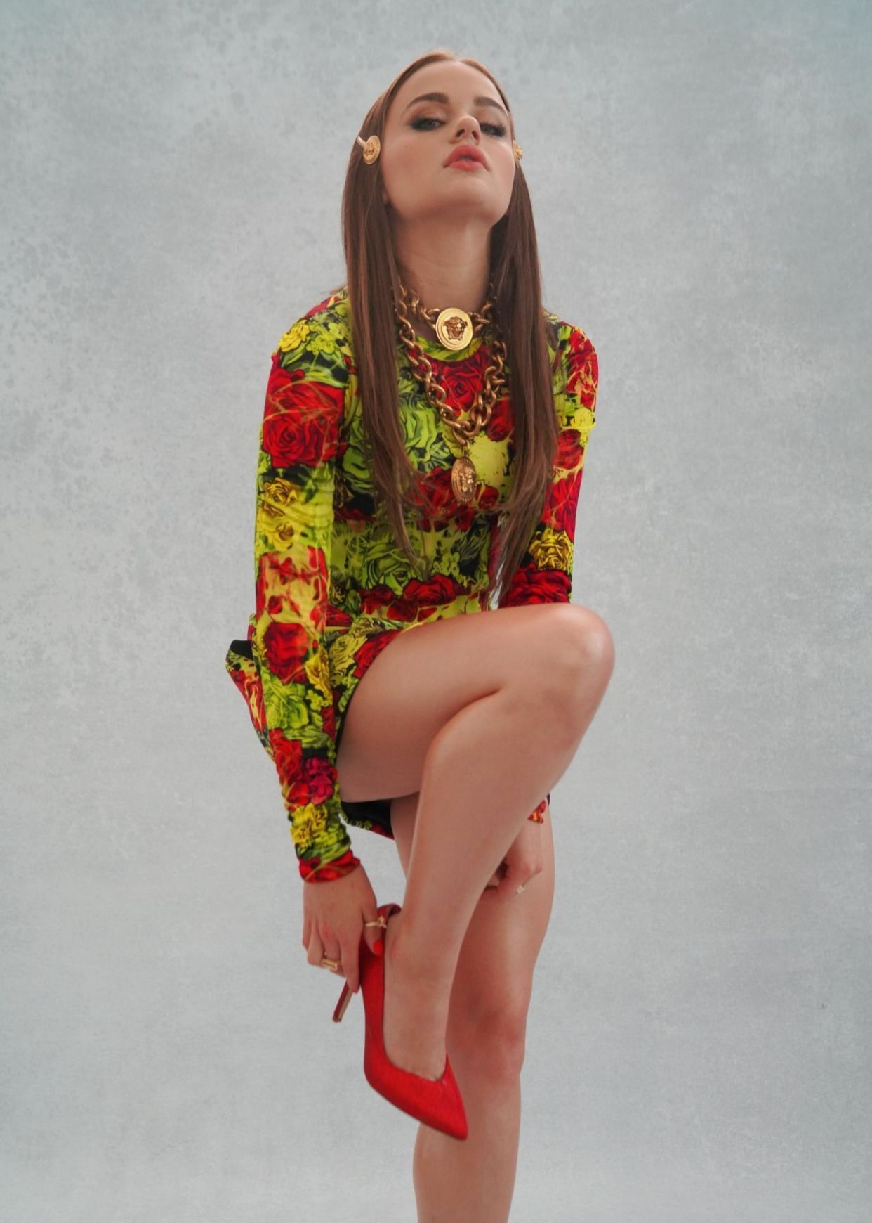 乔伊金穿艳丽连衣裙与红色高跟鞋显得格外迷人