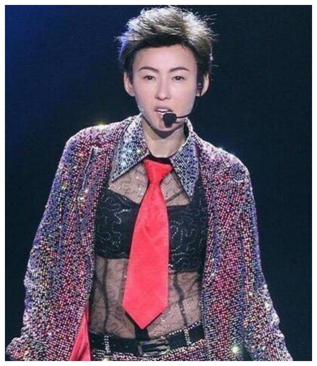 张柏芝短发照公开,配上西装撞脸陈冠希,这样的她你认得出?