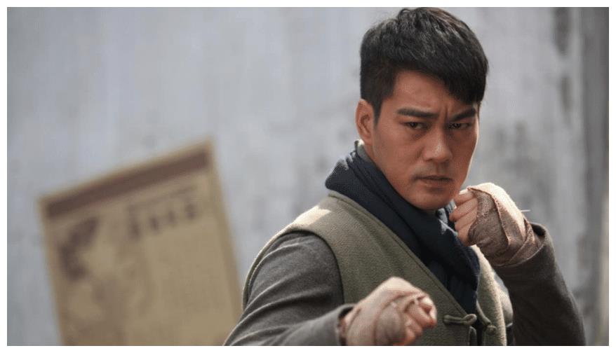 还记得斧头帮琛哥吗?和星爷签约8年只演了2部戏,妻子像吴奇隆