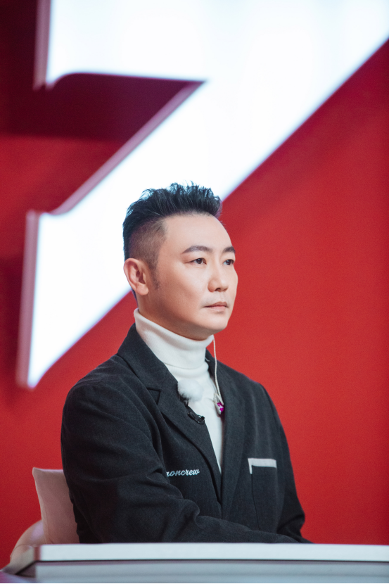 第一季《乘风破浪的姐姐》中,陈琦沅kenn以严厉,严肃