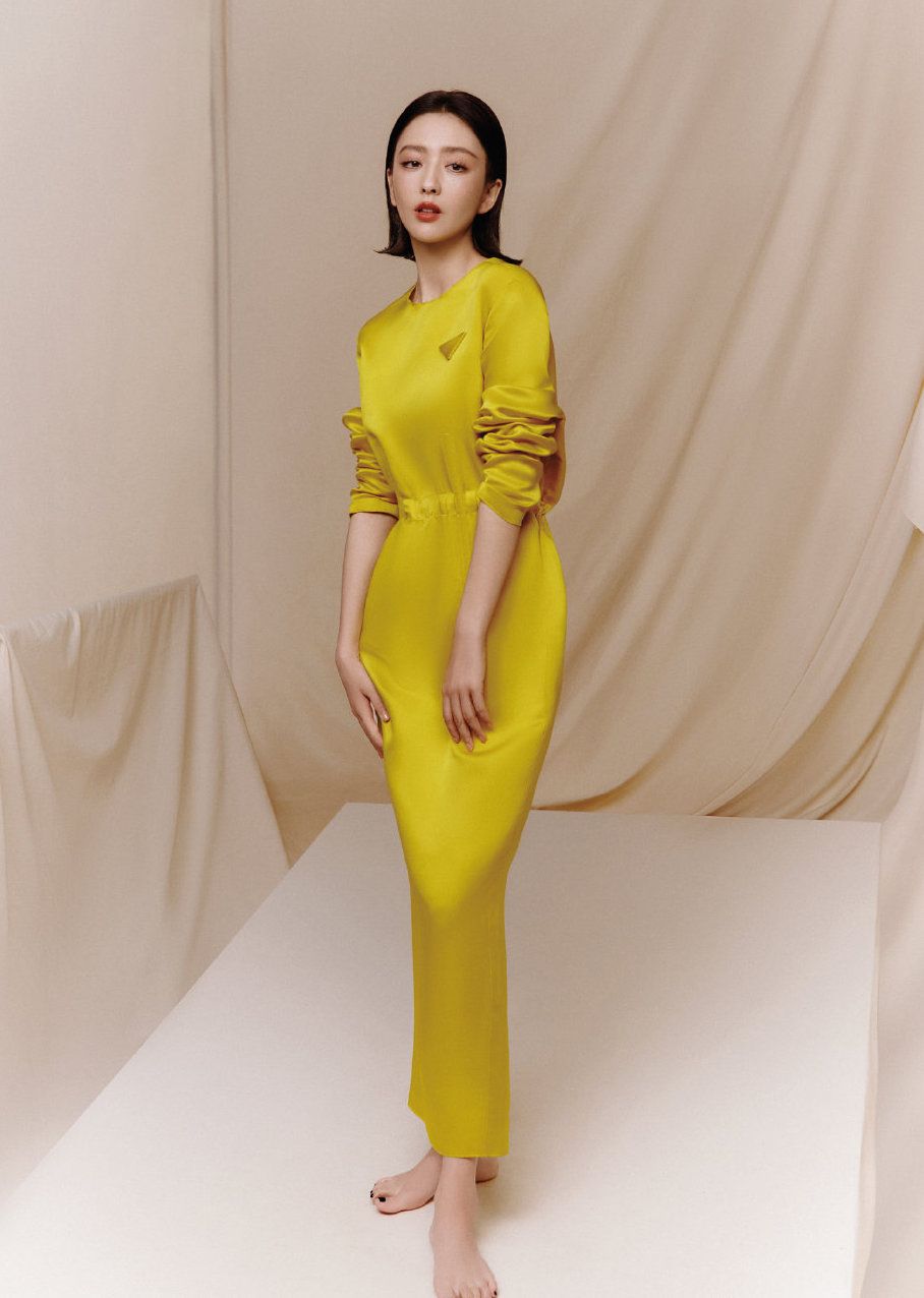 38岁佟丽娅越来越美了拍杂志大片香肩抢镜眉眼如画气质出众