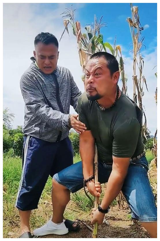 花和尚晋松倒拔玉米树猛男身材不复当年妻子侧颜像麦迪娜