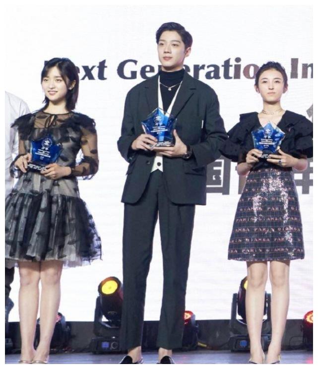 身高同样是一米六,沈月,张子枫同框身材差距大,张子枫显高十公