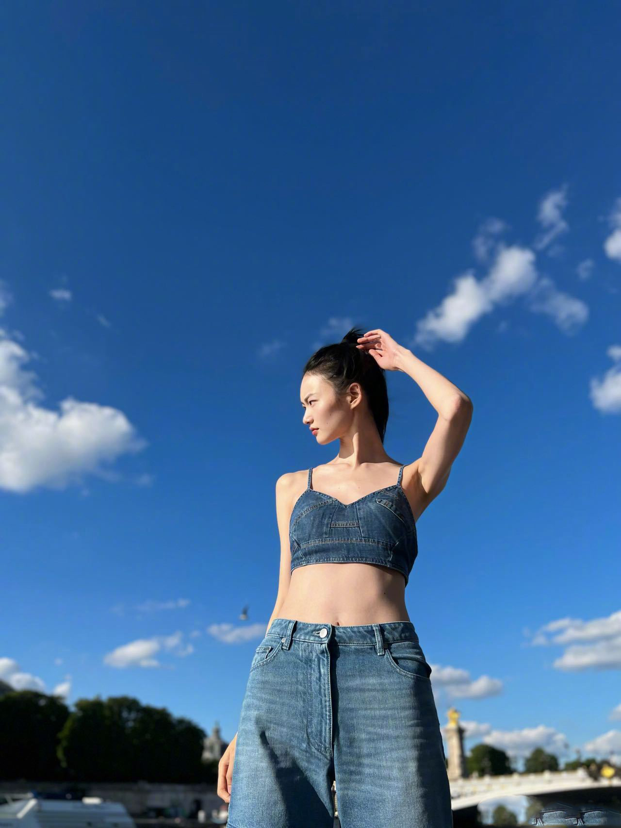 贺聪自拍美图上线牛仔裤日常百搭又甜又野的吊带上身一秒入夏