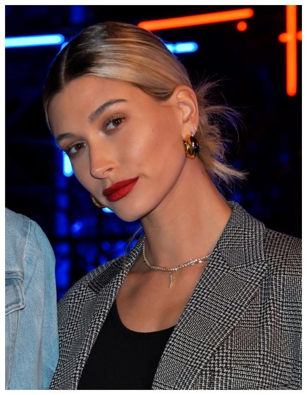 海莉在结婚纪念日之后,在无名指上刺上丈夫的名字,感情羡煞旁人