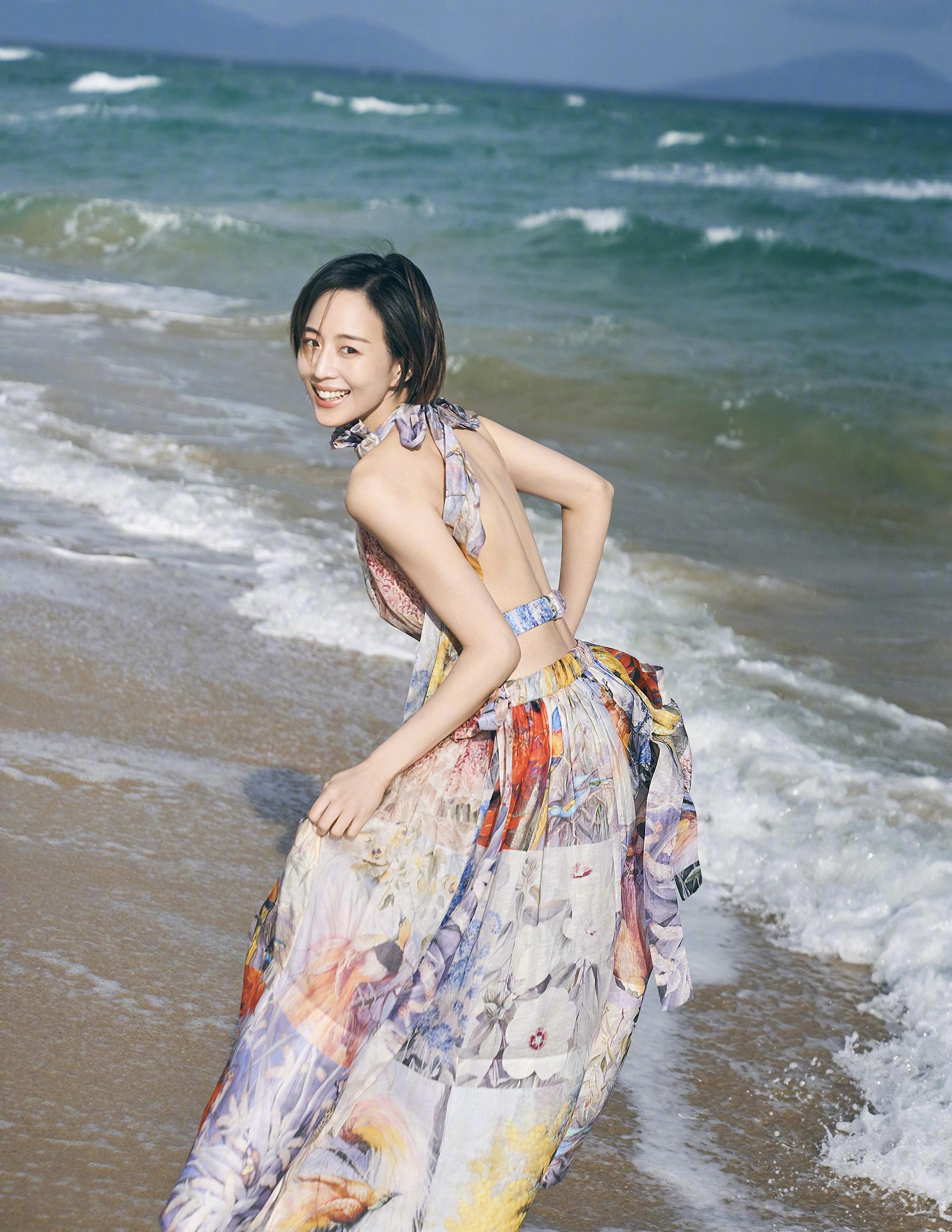 张钧甯首映礼一袭白衣隔屏互动严格自律做平板撑维持身材